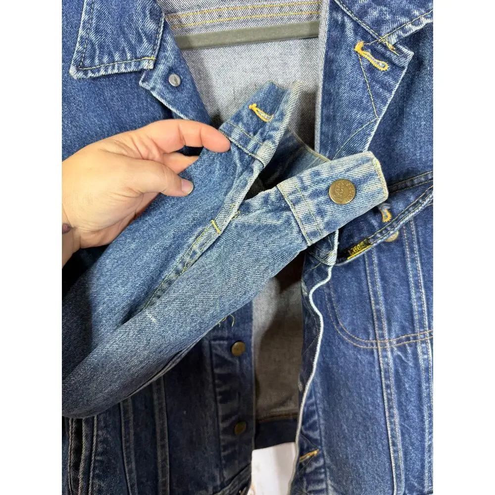 Vintage Lee, Denim Jacket, Size 44L. In good vintage condition!
